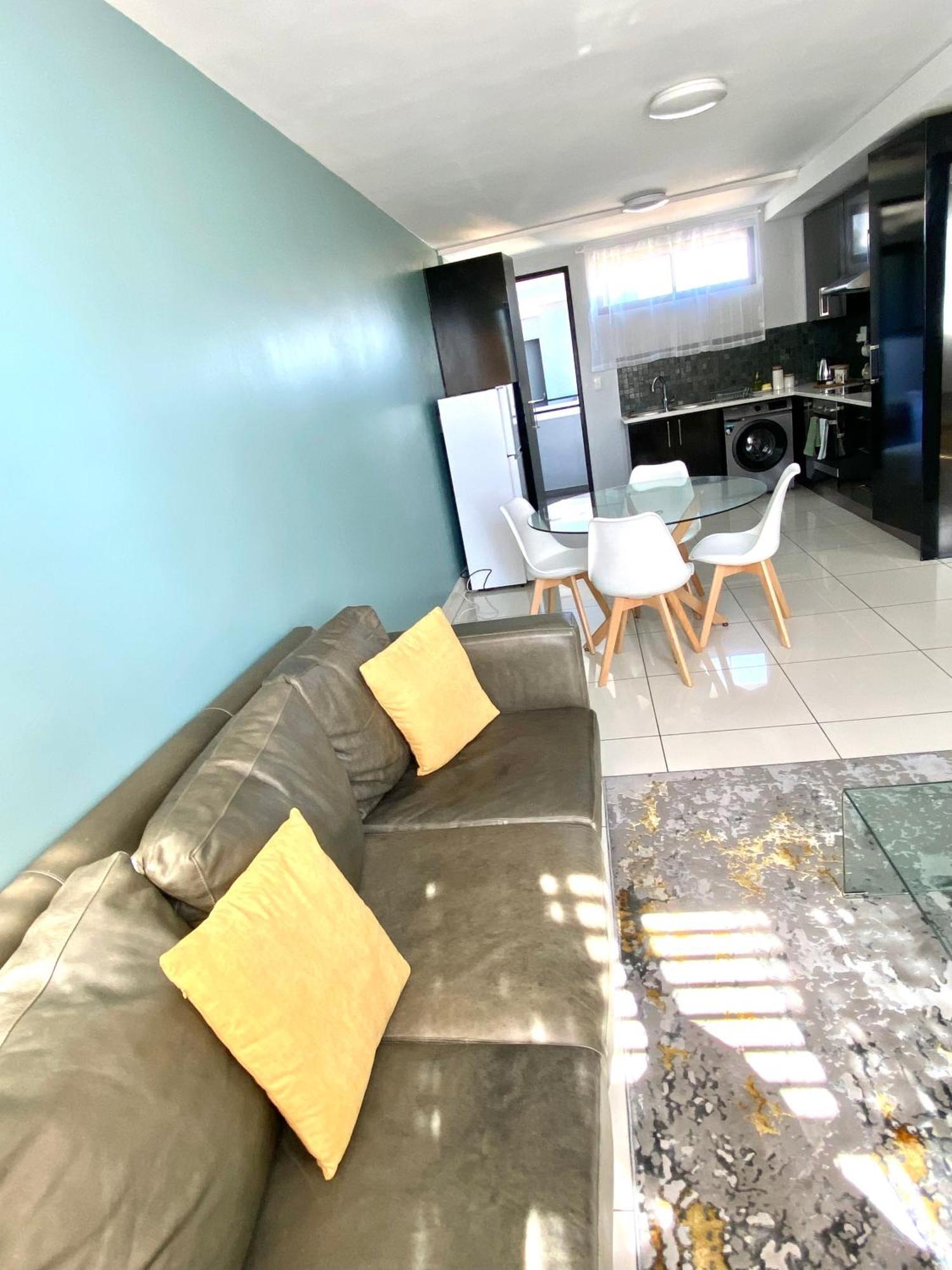 C&J City Centre Airbnb Apartment Windhoek Exterior foto